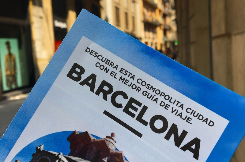 In Barcelona mit Reiseführer.