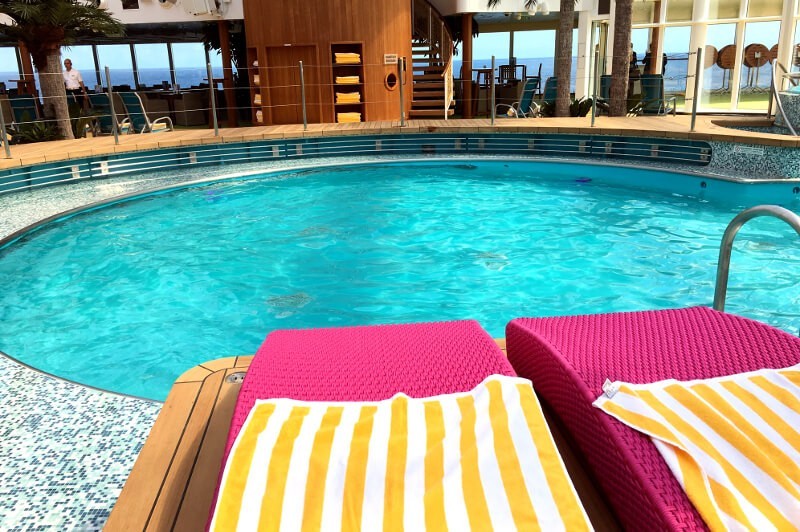 AIDAperla Beach Club mit Liegen und Pool.