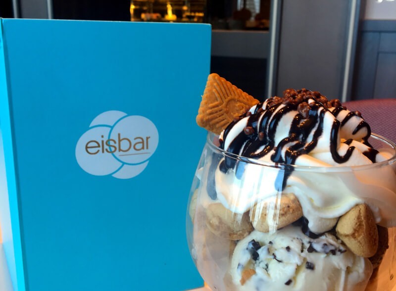 Eisbecher aus Eisbar an Bord von AIDAnova.