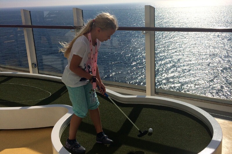 Minigolfspielen an Bord.
