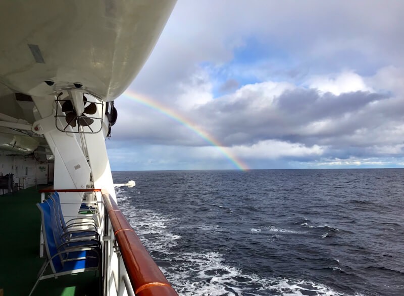 Regenbogen auf dem Meer.